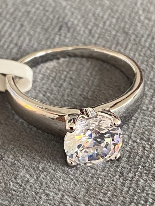 Slät ring med stor sten