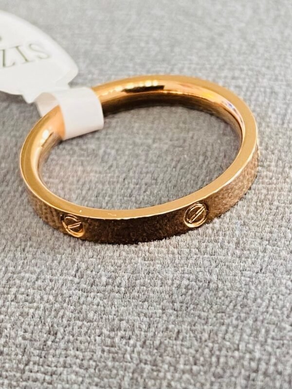 Slät stilren ring med mönster