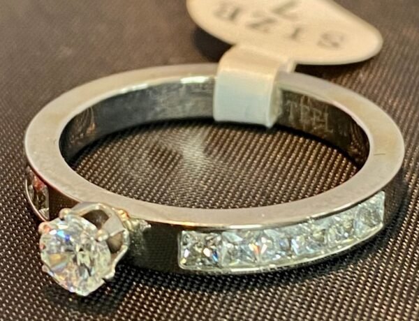Modern ring i lyxig känsla